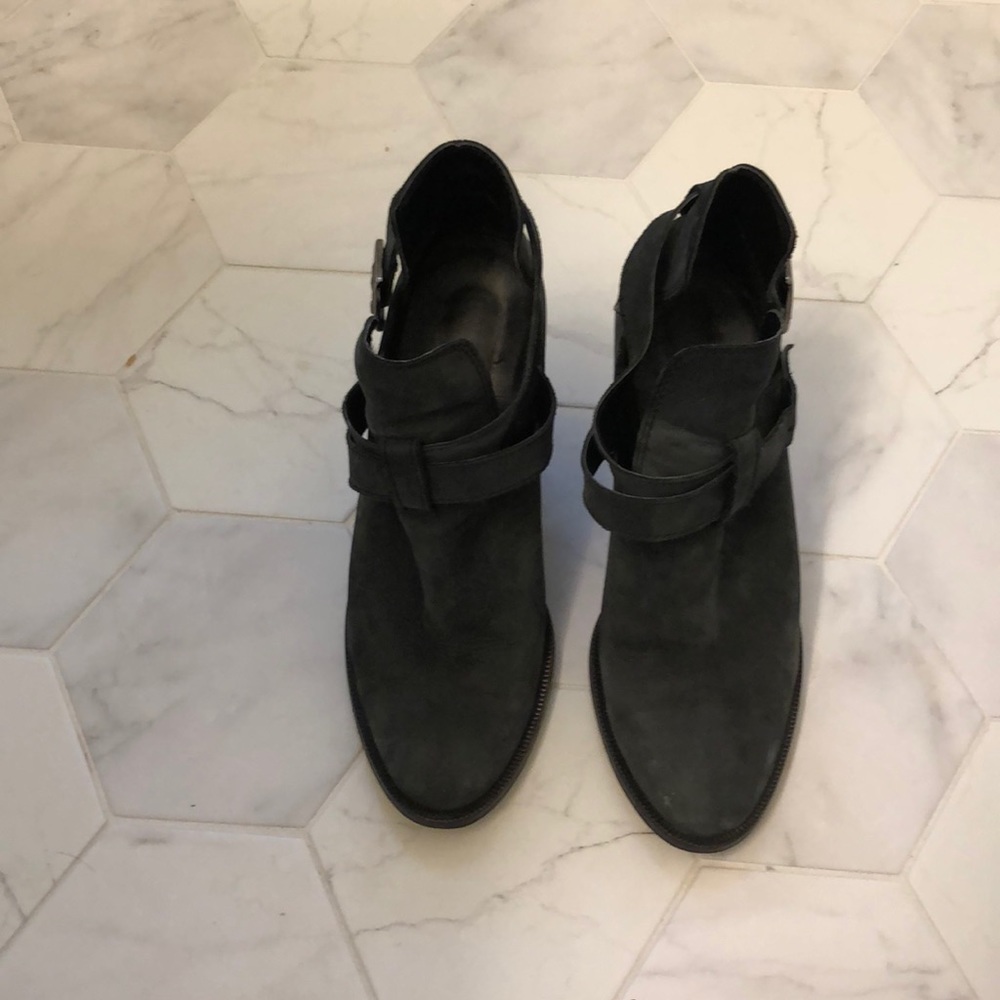 Carrels suede black booties